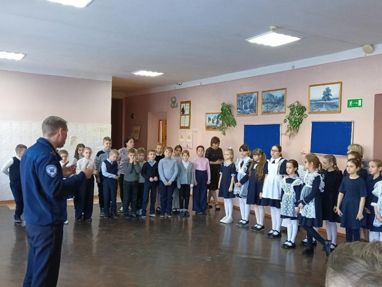 Ученики начальной школы встретились с инспектором безопасности дорожного движения. Ученики начальной школы встретились с инспектором безопасности дорожного движения.