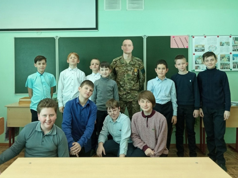 Участник СВО пришел на урок литературы в родную школу. Участник СВО пришел на урок литературы в родную школу.