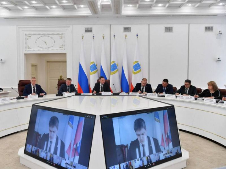Губернатор Роман Бусаргин провел постоянно действующее совещание с зампредами и министрами правительства, а также главами районов. Губернатор Роман Бусаргин провел постоянно действующее совещание с зампредами и министрами правительства, а также главами районов.