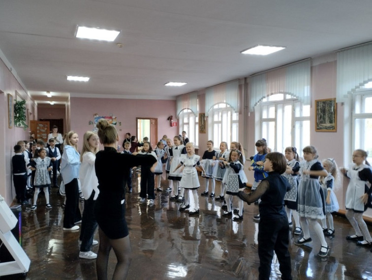 В школе №2 на переменах проходят физкультминутки. В школе №2 на переменах проходят физкультминутки.