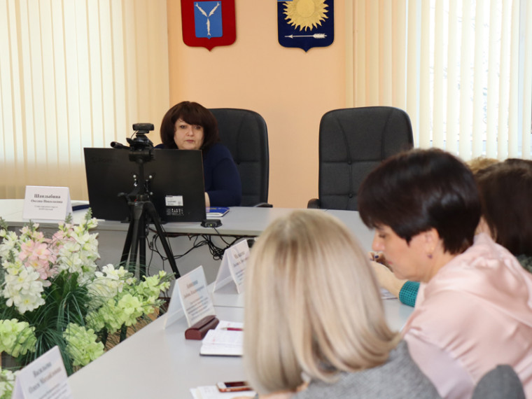 На постоянно действующем совещании при главе городского округа обсудили вопрос о целевых направлениях для выпускников. На постоянно действующем совещании при главе городского округа обсудили вопрос о целевых направлениях для выпускников.