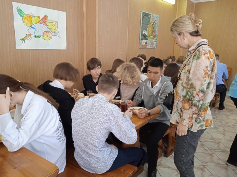 "Родительский контроль" продолжает оценивать школьные обеды. "Родительский контроль" продолжает оценивать школьные обеды.