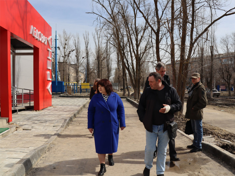 Глава городского округа Оксана Шандыбина провела совещание с выходом на местность. Глава городского округа Оксана Шандыбина провела совещание с выходом на местность.