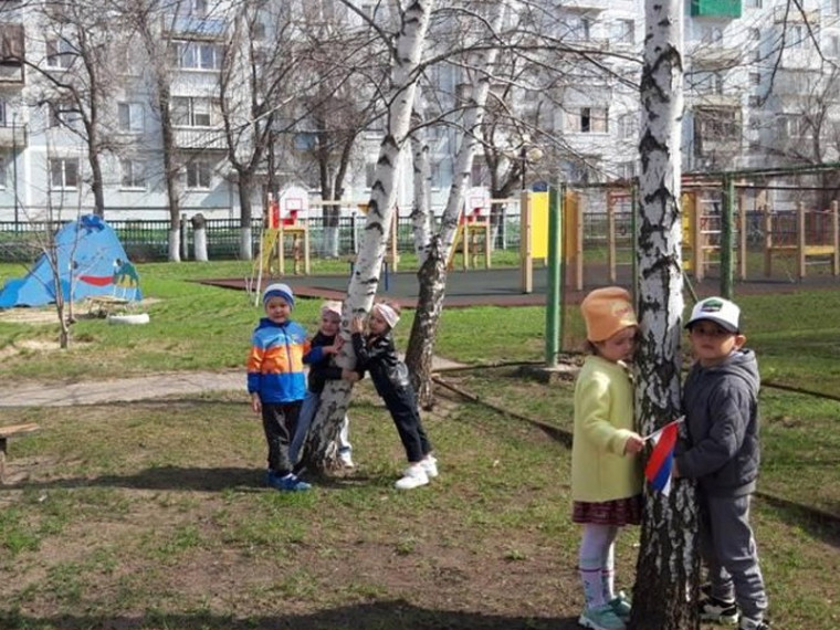 Воспитанники детского сада завязали ленточки желаний на берёзе. Воспитанники детского сада завязали ленточки желаний на берёзе.