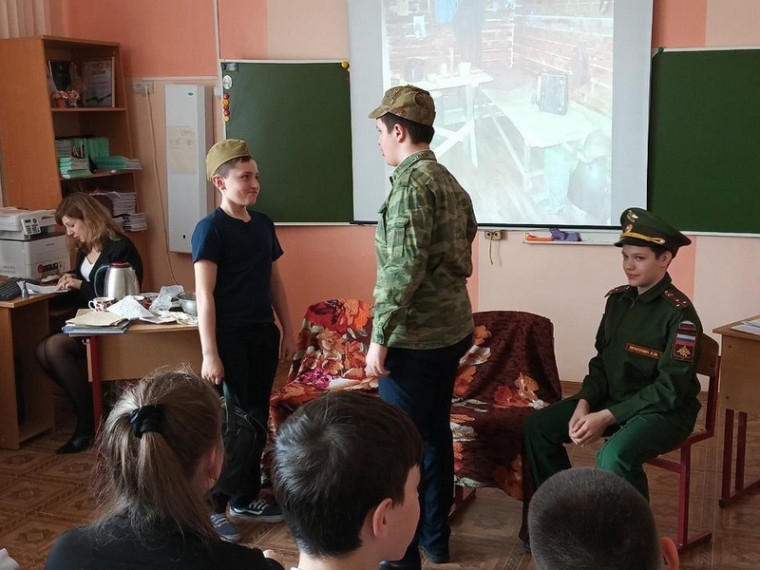 Шестиклассники поставили спектакль об истории юного разведчика. Шестиклассники поставили спектакль об истории юного разведчика.