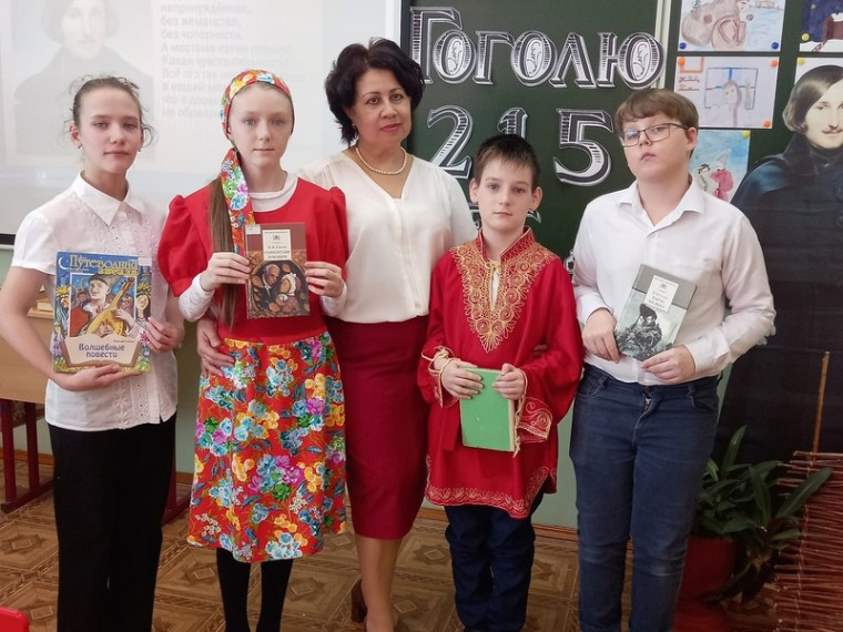 Школьники отправились в путешествие по страницам произведений Гоголя. Школьники отправились в путешествие по страницам произведений Гоголя.