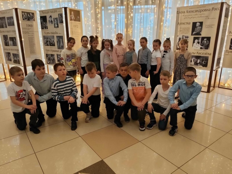 Встреча с любимыми пушкинскими героями ждала светловских школьников в Саратовском ТЮЗе. Встреча с любимыми пушкинскими героями ждала светловских школьников в Саратовском ТЮЗе.
