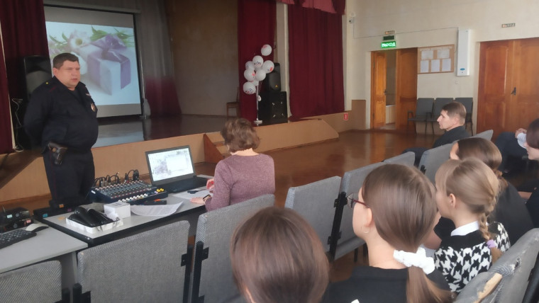 В школе №2 оформлен информационный стенд «Имена, которые нельзя забывать». В школе №2 оформлен информационный стенд «Имена, которые нельзя забывать».