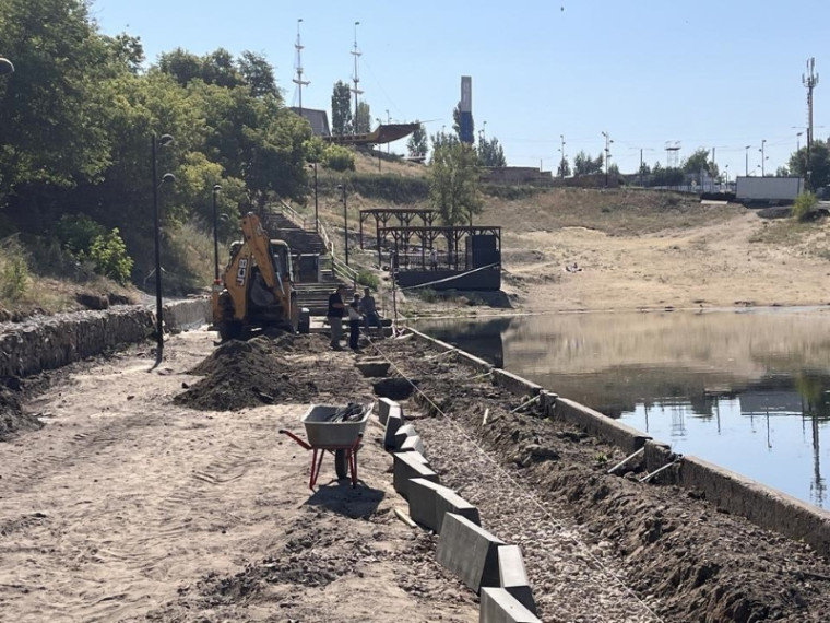 В рамках нацпроекта благоустраивают набережную около светловского пруда. В рамках нацпроекта благоустраивают набережную около светловского пруда.