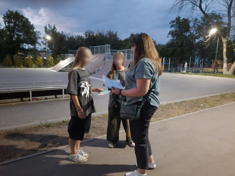 Специалисты КДН проверяют детей, находящихся в общественных местах без сопровождения взрослых. Специалисты КДН проверяют детей, находящихся в общественных местах без сопровождения взрослых.