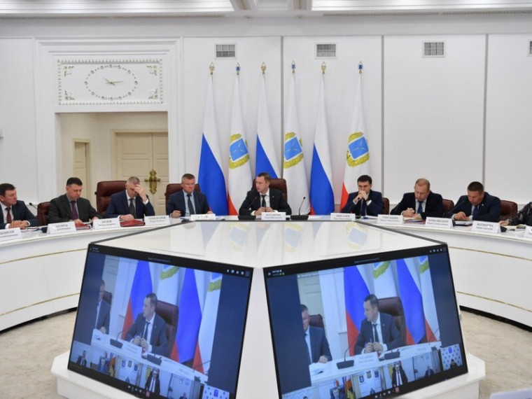 Губернатор Роман Бусаргин провел постоянно действующее совещание с зампредами и министрами, а также главами районов области.. Губернатор Роман Бусаргин провел постоянно действующее совещание с зампредами и министрами, а также главами районов области..