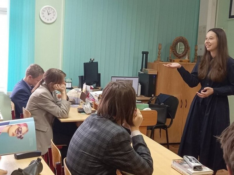 Выпускница второй школы рассказала нынешним ученикам об особенностях профессии журналиста. Выпускница второй школы рассказала нынешним ученикам об особенностях профессии журналиста.