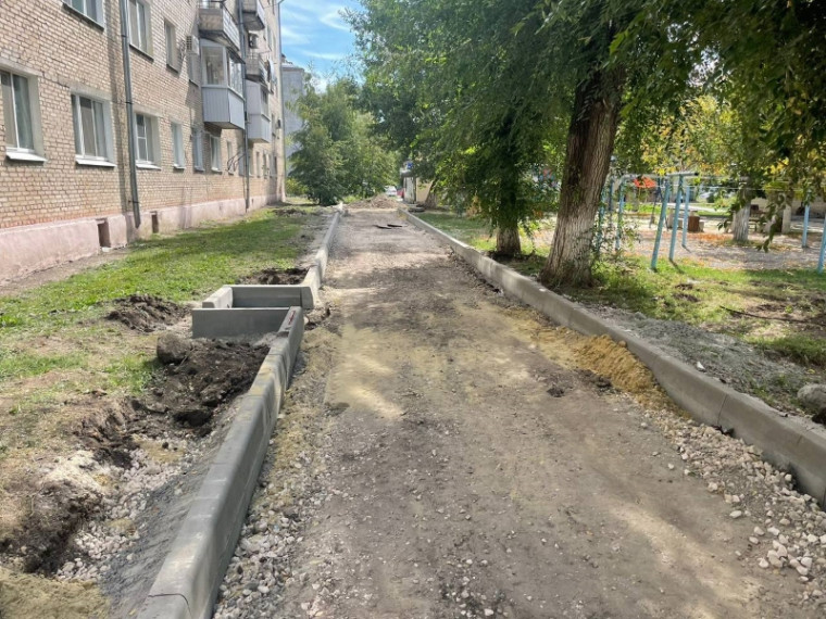 В Светлом продолжается реализовываться депутатский проект по ремонту дворов. В Светлом продолжается реализовываться депутатский проект по ремонту дворов.