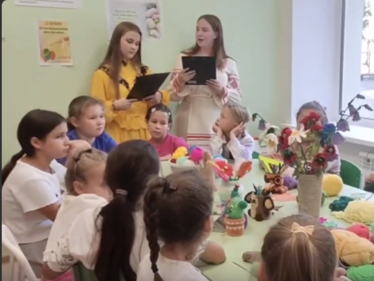 Юные мастерицы отмечали Международный день вязания крючком. Юные мастерицы отмечали Международный день вязания крючком.