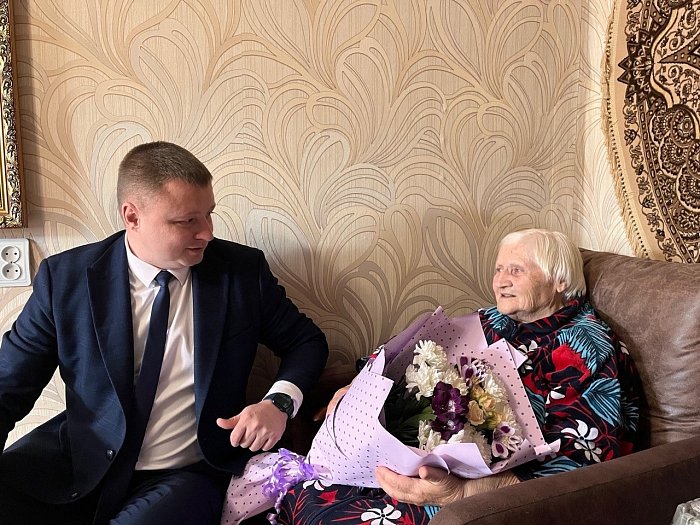 Труженица тыла и ветеран труда Валентина Михайловна Невструева принимала поздравления с днём рождения. Труженица тыла и ветеран труда Валентина Михайловна Невструева принимала поздравления с днём рождения.