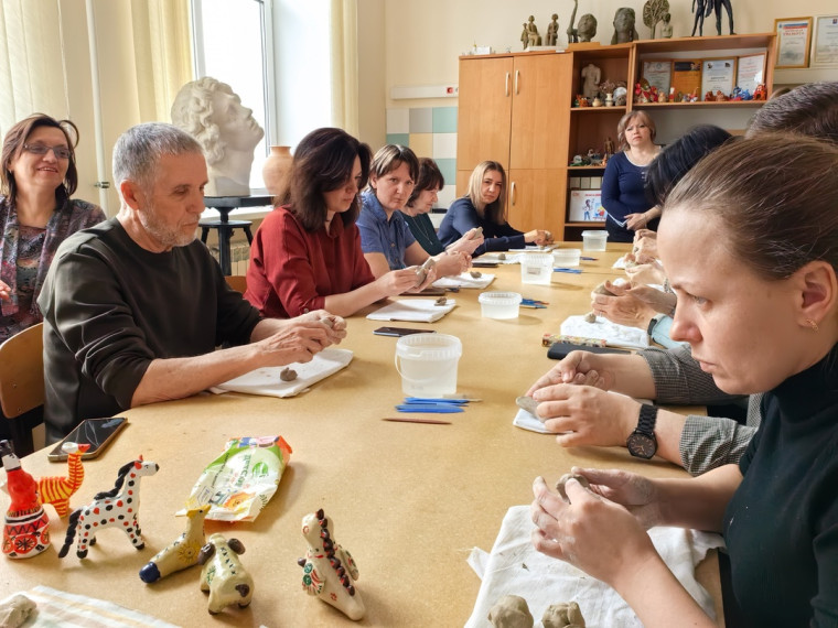 Педагоги школы искусств окунулись в мир народных художественных промыслов. Педагоги школы искусств окунулись в мир народных художественных промыслов.