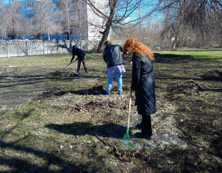 На территории медсанчасти провели субботник. На территории медсанчасти провели субботник.