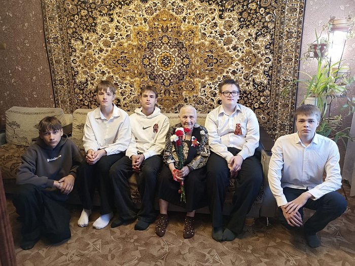 Школьники поздравили труженицу тыла с Днем Великой Победы. Школьники поздравили труженицу тыла с Днем Великой Победы.