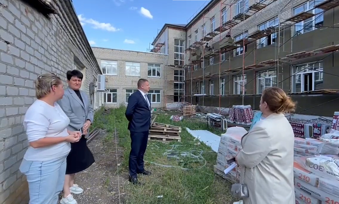 В школе Светлого продолжаются ремонтные работы. В школе Светлого продолжаются ремонтные работы.
