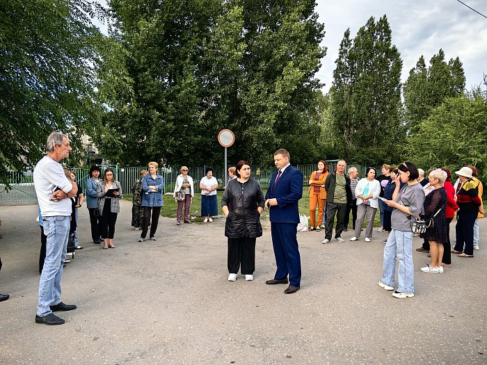 Глава городского округа Сергей Баталов продолжает встречи с жителями посёлка. Глава городского округа Сергей Баталов продолжает встречи с жителями посёлка.