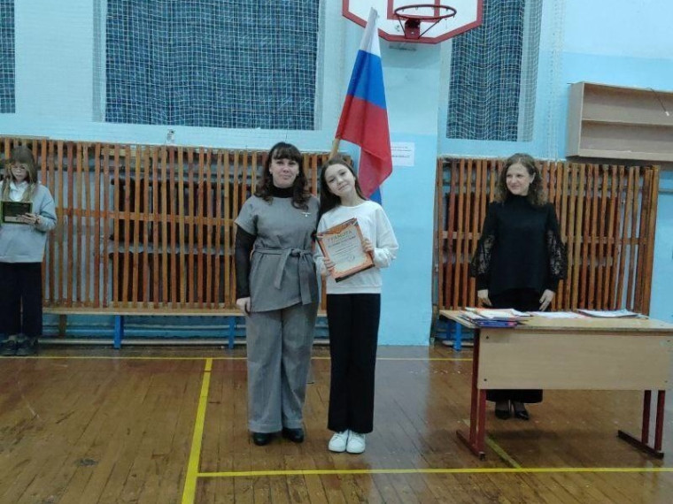 На торжественных линейках в школах прошло награждение победителей муниципальных конкурсов. На торжественных линейках в школах прошло награждение победителей муниципальных конкурсов.