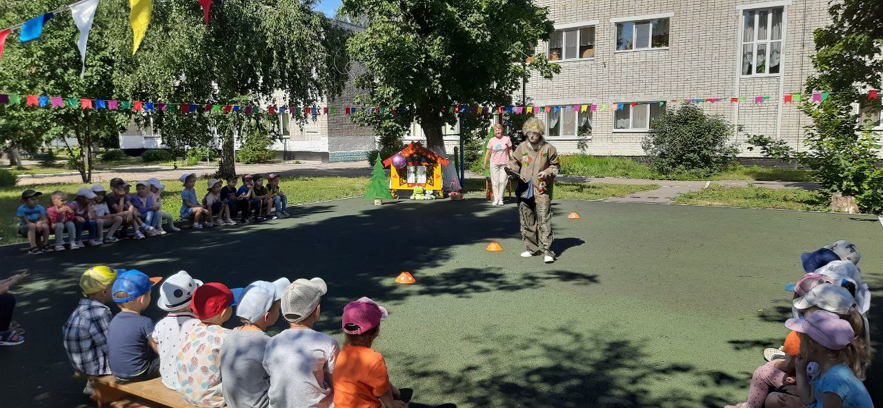 Дошколят пригласили на День рождения Бабы-Яги.