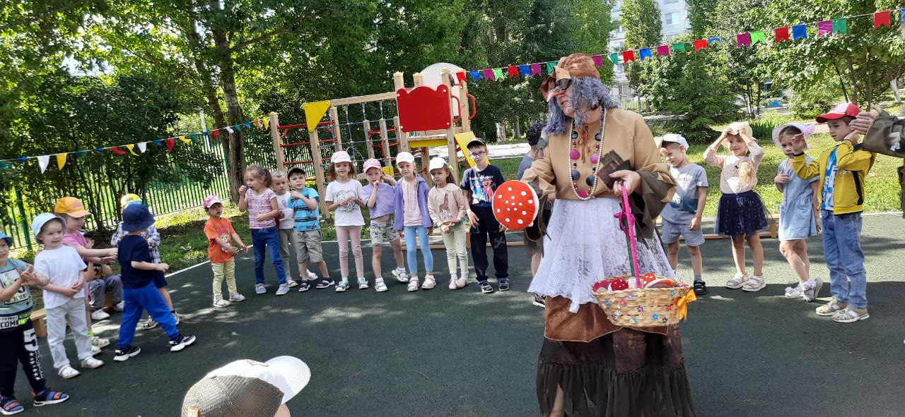 Дошколят пригласили на День рождения Бабы-Яги.