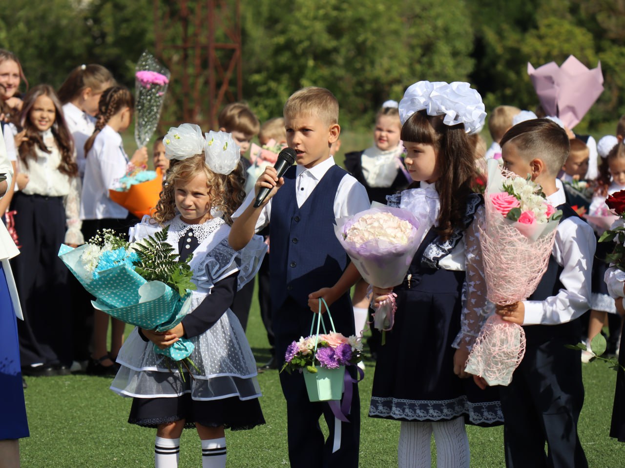 В Светлом - праздник знаний, цветов и улыбок!.